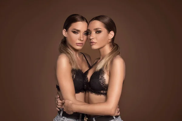 Conceito Beleza Feminilidade Duas Mulheres Gêmeas Atraentes Maquiagem Glamour Retrato — Fotografia de Stock