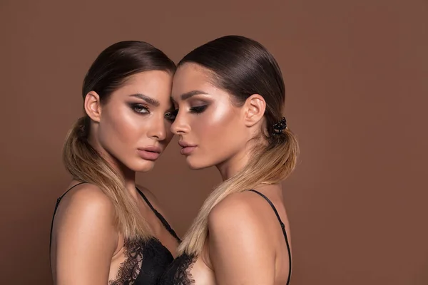 Concepto Belleza Feminidad Dos Mujeres Gemelas Atractivas Maquillaje Glamuroso Foto —  Fotos de Stock