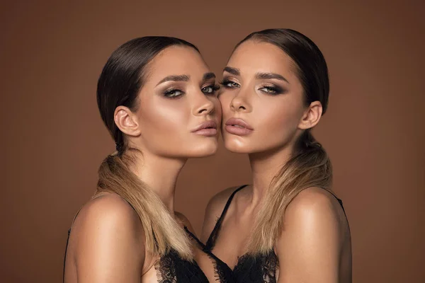 Schönheit Und Weiblichkeit Zwei Attraktive Frauen Mit Zwillingen Glamour Make — Stockfoto