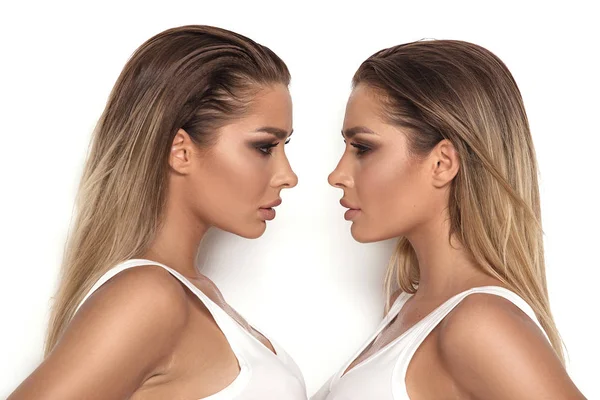 Smyslné Dvojčata Ženy Představují Bílém Studio Pozadí Pohledu Sebe Holky — Stock fotografie