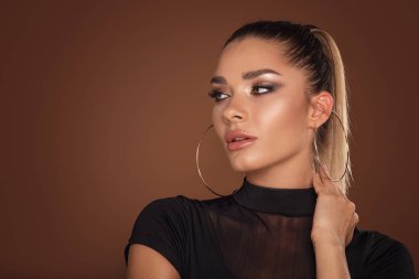 Güzellik Portresi. Glamour altın makyaj güzel kadın yüzü. Kız kameraya.