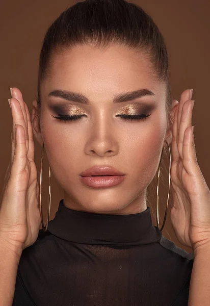 Güzellik Portresi Glamour Altın Makyaj Güzel Kadın Yüzü Kapalı Gözlerle — Stok fotoğraf
