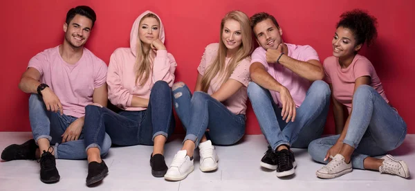 Gente Joven Multi Étnica Atractiva Sonriendo Pasando Tiempo Juntos Posando — Foto de Stock