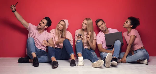 Young Multiracial People Looking Mobile Phones Sitting Floor Spending Time — Stock Photo, Image