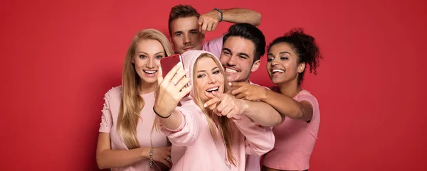 Grupo Jóvenes Disfrutan Compañía Sonriendo Divirtiéndose Juntos Tomando Selfie Por — Foto de Stock