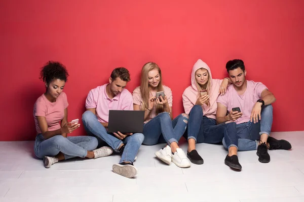 Young Multiracial People Looking Mobile Phones Sitting Floor Spending Time — Stock Photo, Image