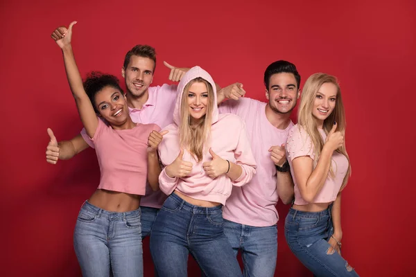 Grupo Jóvenes Multiétnicos Atractivos Sonriendo Divirtiéndose Juntos Posando Sobre Fondo — Foto de Stock