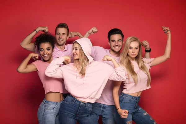 Grupo Jóvenes Multiétnicos Atractivos Sonriendo Divirtiéndose Juntos Posando Sobre Fondo —  Fotos de Stock