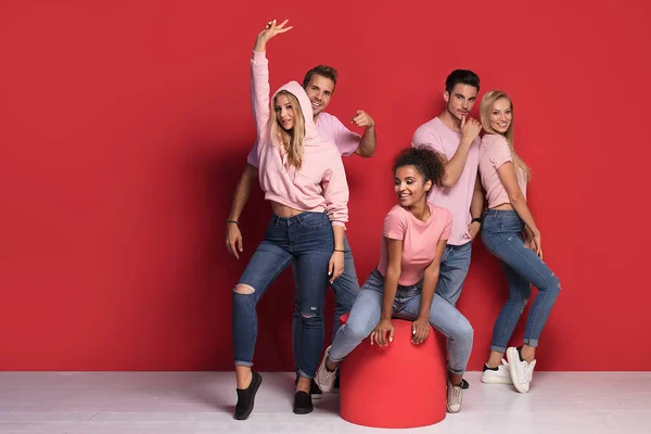 Groep Jonge Multi Etnische Aantrekkelijke Mensen Glimlachen Plezier Samen Poseren — Stockfoto