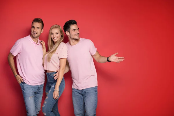 Una Hermosa Mujer Rubia Pie Con Dos Hombres Guapos Sonriendo — Foto de Stock