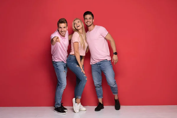 Una Hermosa Mujer Rubia Pie Con Dos Hombres Guapos Sonriendo — Foto de Stock