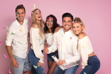Gençlerin grup birlikte parti, pembe studio arka plan üzerinde poz güzel.