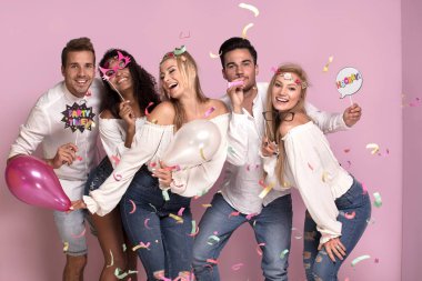 Gençlerin grup birlikte parti, pembe studio arka plan üzerinde poz güzel.