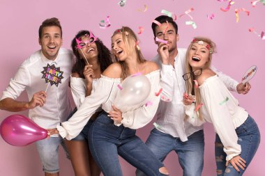Gençlerin grup birlikte parti, pembe studio arka plan üzerinde poz güzel.
