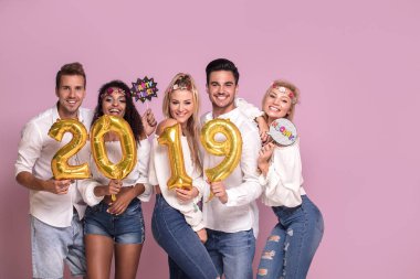 Gençlerin grup yeni yıl 2019 kutluyor güzel.
