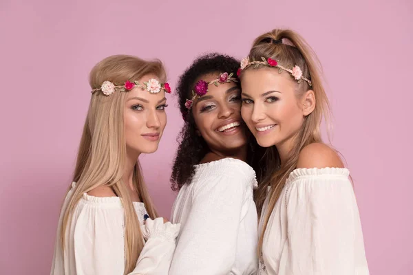 Felices Amigas Divirtiéndose Juntas Tres Mujeres Jóvenes Posando Riendo Espacio —  Fotos de Stock