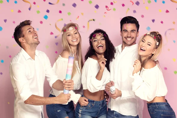 Gençlerin grup birlikte parti, pembe studio arka plan üzerinde poz güzel.