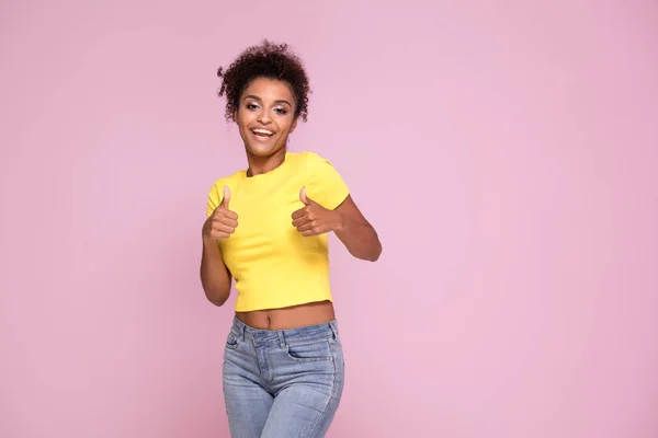 Aufgeregte Afroamerikanerin Lächelt Die Kamera Posiert Auf Rosa Pastellgrund — Stockfoto