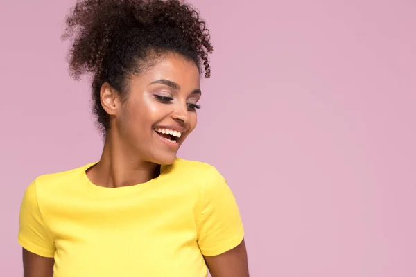 Emocionada Mujer Afroamericana Sonriendo Posando Sobre Fondo Pastel Rosa — Foto de Stock