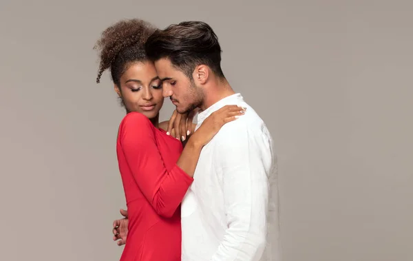 Bonito Jovem Casal Amoroso Posando Juntos Emoções Amor — Fotografia de Stock