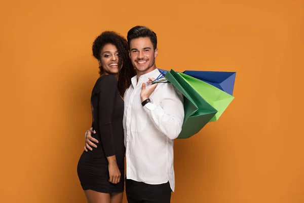 Szczęśliwa Para Piękny Pozowanie Torby Zakupy Uśmiechający Się African American — Zdjęcie stockowe