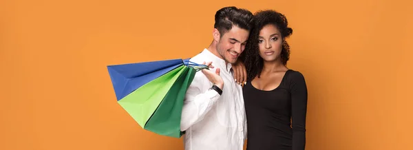 快乐漂亮的情侣摆着购物袋 微笑的非洲裔美国女孩与英俊的人 Posign — 图库照片