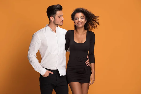 Feliz Hermosa Pareja Razas Mixtas Sonriendo Afroamericana Chica Con Guapo — Foto de Stock