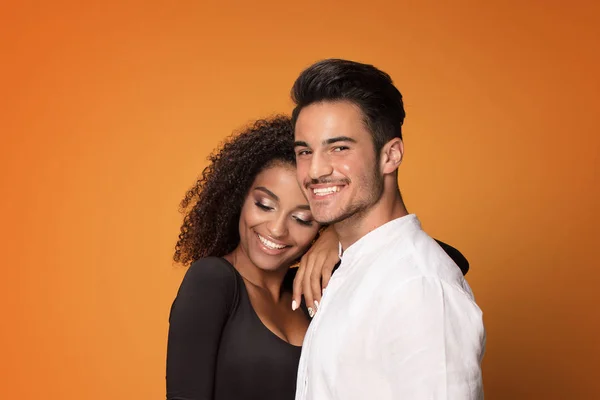 Glückliches Schönes Mischlingspaar Lächelnd Afrikanisch Amerikanisch Mädchen Mit Hübsch Mann — Stockfoto