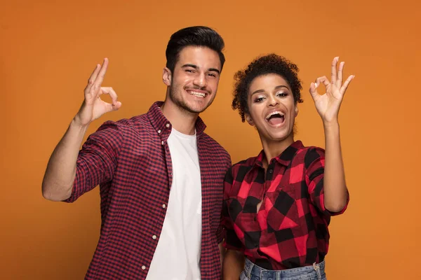 Feliz Lindo Casal Misto Sorrindo Menina Americana Africana Com Homem — Fotografia de Stock