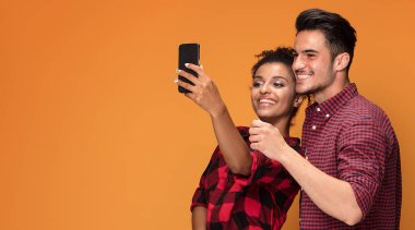 Selfie cep telefonu ile stüdyoda alan öğrenciler karışık yarış kartlarının çift.