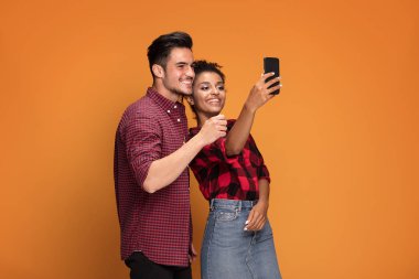 Selfie cep telefonu ile stüdyoda alan öğrenciler karışık yarış kartlarının çift.