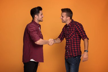 Birbirimizi tokalaşırken, iki genç yakışıklı erkekler arıyorum. Stüdyo vurdu.