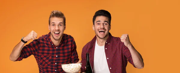 Beste Vrienden Plezier Studio Twee Mannen Met Popcorn Poseren Oranje — Stockfoto