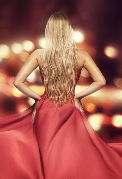 Блондинка Модном Красном Платье Вид Сзади Сбоку Городское Освещение Заднем — стоковое фото