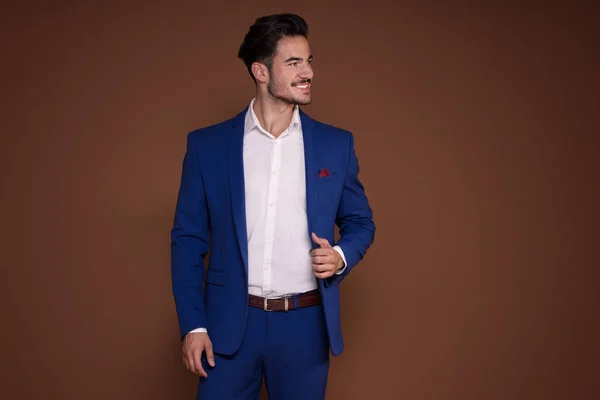 Jovem Elegante Terno Elegante Caro Posando Estúdio Sorrindo — Fotografia de Stock