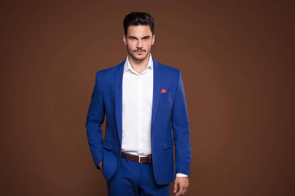 Elegante Joven Con Costoso Traje Moda Posando Estudio Mirando Cámara — Foto de Stock