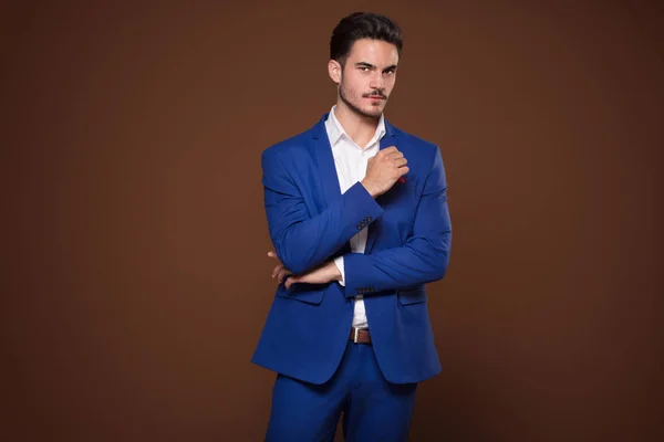 Elegante Giovane Uomo Costoso Abito Alla Moda Posa Studio Guardando — Foto Stock