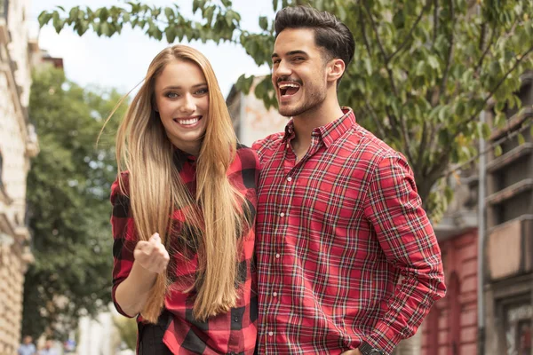 Casal Sorridente Amor Namoro Livre Jovem Casal Feliz Abraçando Rua — Fotografia de Stock