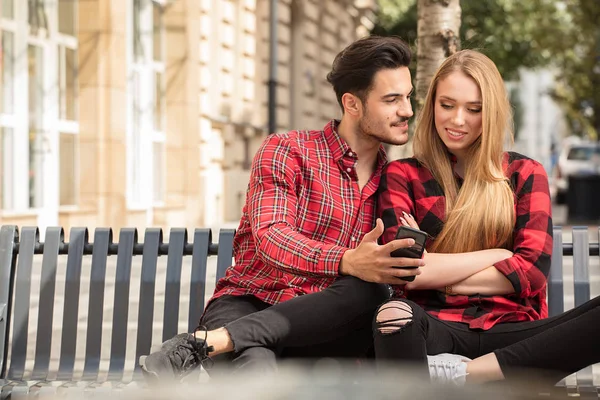 Aşk Açık Havada Kalma Çift Gülümsüyor Oturmuş Cep Telefonu Arayan — Stok fotoğraf