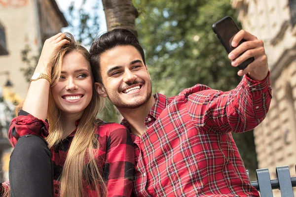 Usmívající Pár Lásce Chodit Venku Mladý Šťastný Pár Pořizování Selfie — Stock fotografie