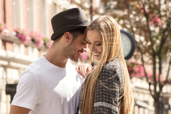 Mooie Jonge Paar Dating Buitenshuis Gelukkig Blond Aantrekkelijk Meisje Met — Stockfoto