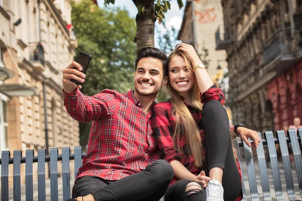 Ler Par Kärlek Dejting Utomhus Unga Lyckliga Par Tar Selfie — Stockfoto