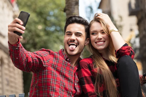 Ler Par Kärlek Dejting Utomhus Unga Lyckliga Par Tar Selfie — Stockfoto