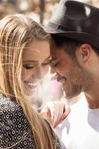 Casal Jovem Bonita Namoro Livre Menina Atraente Loira Feliz Com — Fotografia de Stock