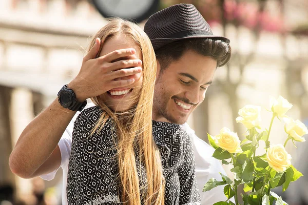 Krásná Mladá Dvojice Kyticí Růží Chodit Venku Happy Atraktivní Blondýnka — Stock fotografie