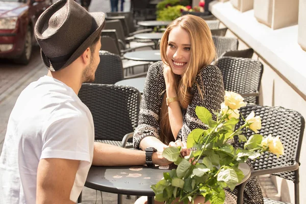 Mooie Jonge Koppel Met Boeket Rozen Daten Buitenshuis Gelukkig Blond — Stockfoto