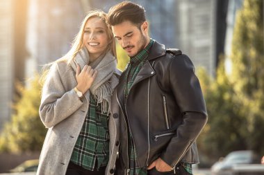 Şehirde çıkan genç çiftin. Sarışın beautful kadın ve moda giyim, sonbahar sezonu yakışıklı adam.