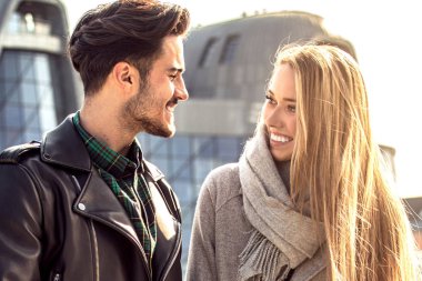 Şehirde çıkan genç çiftin. Sarışın beautful kadın ve moda giyim, sonbahar sezonu yakışıklı adam.