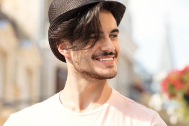 Yakışıklı genç wth güzel portresi gülümse.