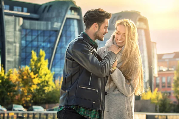 Randění Městě Mladý Pár Beautful Blondýnka Pohledný Muž Módní Oblečení — Stock fotografie